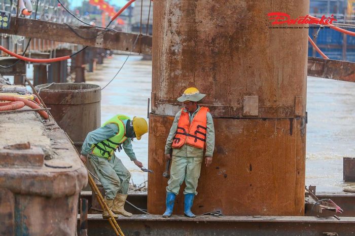 Ông Mai Văn Bắc cho biết, sau khi được lực lượng Cảnh sát đường thủy tuyên truyền, hướng dẫn về các quy định bảo đảm an toàn giao thông đường thủy, đơn vị đã rà soát, bổ sung các biện pháp còn thiếu, siết chặt công tác an toàn trong quá trình thi công.