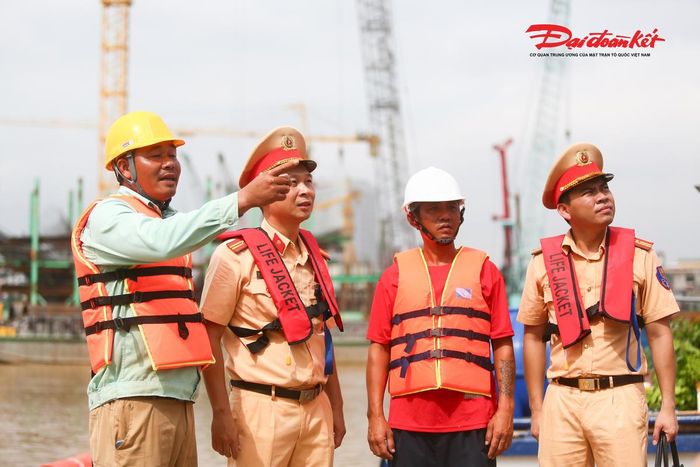 Đại diện đơn vị thi công, ông Mai Văn Bắc, Tổ trưởng tổ thi công trụ TC5 ngoài sông (áo xanh) cho biết, ngay từ khi triển khai hạng mục trên sông, chủ đầu tư và nhà thầu đã xác định đây là công trình có nhiều yếu tố phức tạp do vừa thi công trên mặt nước, vừa phải bảo đảm hoạt động giao thông đường thủy.