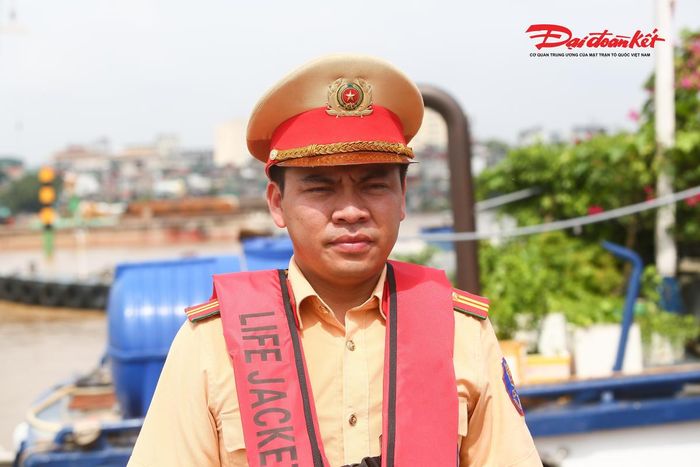 "Thời gian tới, chúng tôi sẽ tiếp tục tăng cường kiểm tra, giám sát để bảo đảm an toàn cho cả các phương tiện tham gia giao thông đường thủy và lực lượng công nhân đang thi công, góp phần giúp các công trình được triển khai đúng tiến độ, an toàn", Thiếu tá Sơn cho biết.
