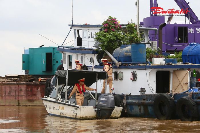 Theo Thiếu tá Sơn, ngoài việc kiểm tra các trang thiết bị cứu sinh, cứu đắm và phương tiện bảo đảm an toàn cho công nhân, lực lượng chức năng còn thường xuyên kiểm tra hệ thống báo hiệu, đèn tín hiệu tại các công trường nhằm phòng ngừa nguy cơ va chạm giữa phương tiện vận tải thủy với khu vực thi công.