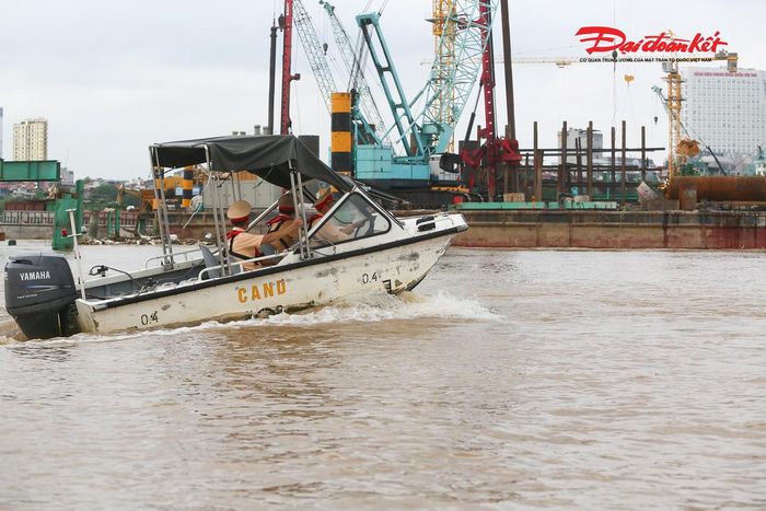 Việc lực lượng Cảnh sát đường thủy thường xuyên kiểm tra, giám sát và phối hợp với các đơn vị thi công được đánh giá là giải pháp quan trọng nhằm hạn chế nguy cơ xảy ra sự cố trên tuyến sông Hồng, đồng thời bảo đảm tiến độ các dự án hạ tầng trọng điểm đang được triển khai trên địa bàn Hà Nội.
