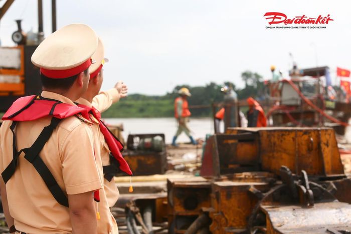Tại buổi kiểm tra, lực lượng chức năng tập trung rà soát việc chấp hành các quy định về an toàn giao thông đường thủy, kiểm tra hệ thống báo hiệu, đèn tín hiệu, phao báo hiệu, thiết bị cứu sinh, cứu đắm cũng như phương án tổ chức thi công của đơn vị thi công nhằm bảo đảm an toàn cho công nhân và các phương tiện thủy lưu thông qua khu vực.