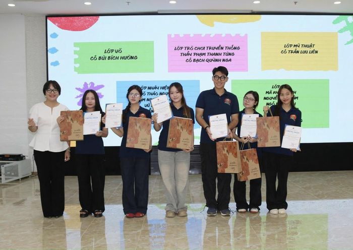 Ban Tổ chức trao chứng nhận cho sinh viên tham gia trại hè.