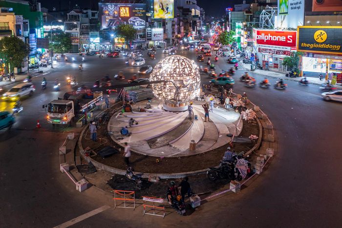 Ngày đầu tháng 7, công trường cải tạo vòng xoay Lăng Cha Cả (phường Tân Sơn Nhất, TP.HCM) vẫn rực sáng. Công nhân bước vào ca làm đêm, chạy đua với thời gian để đưa công trình về đích.
