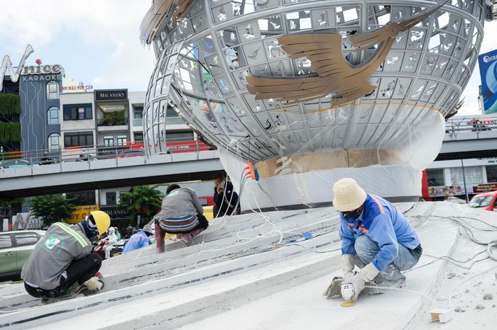 Ngày 1/7, các tổ công nhân chuyển sang vệ sinh công trình, kiểm tra kỹ thuật và hoàn thiện những chi tiết cuối cùng của biểu tượng.