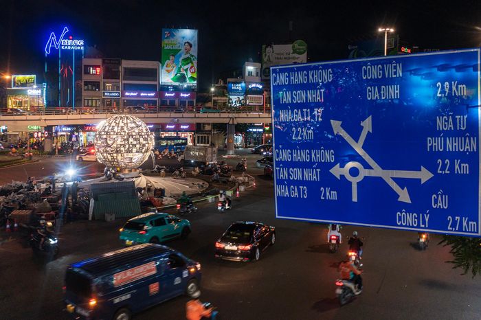 Vòng xoay Lăng Cha Cả là một trong những nút giao quan trọng của TP.HCM, kết nối các tuyến đường Hoàng Văn Thụ, Cộng Hòa, Trường Sơn, đồng thời là cửa ngõ dẫn vào sân bay Tân Sơn Nhất.