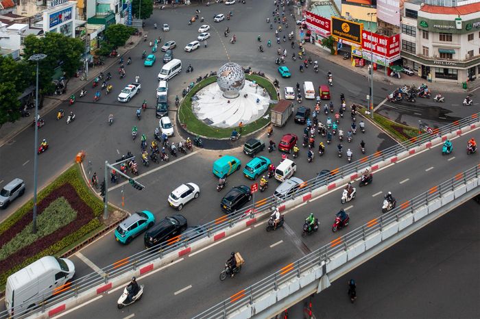 Quá trình thi công diễn ra giữa nút giao có lưu lượng phương tiện lớn. Dù công trường hoạt động liên tục, các phương tiện vẫn lưu thông bình thường nhờ phương án tổ chức thi công và điều tiết giao thông hợp lý.