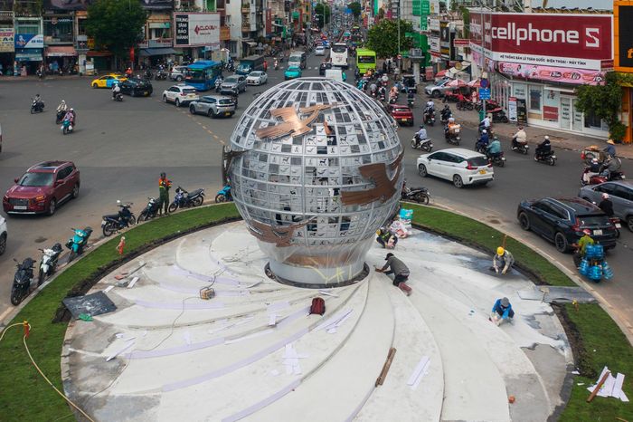 Công trình được hoàn thiện vào đúng dịp kỷ niệm 50 năm ngày thành phố Sài Gòn - Gia Định mang tên Chủ tịch Hồ Chí Minh. Việc chỉnh trang góp phần làm mới diện mạo cửa ngõ sân bay, tạo điểm nhấn kiến trúc và không gian đô thị.