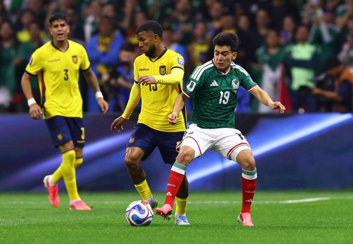 Mora đá chính trong chiến thắng 2-0 của Mexico trước CH Czech ở vòng bảng ngày 15/6 (giờ Việt Nam), gây ấn tượng bằng khả năng xử lý bình tĩnh và đường chuyền mở ra tình huống dẫn đến bàn thắng. Đến trận thắng Ecuador 2-0 ngày 21/6 (giờ Việt Nam) ở vòng 32 đội, anh tiếp tục tạo cột mốc khi trở thành một trong những cầu thủ trẻ nhất đá chính ở vòng knock-out World Cup kể từ Pele. Ảnh: Raquel Cunha/Reuters.
