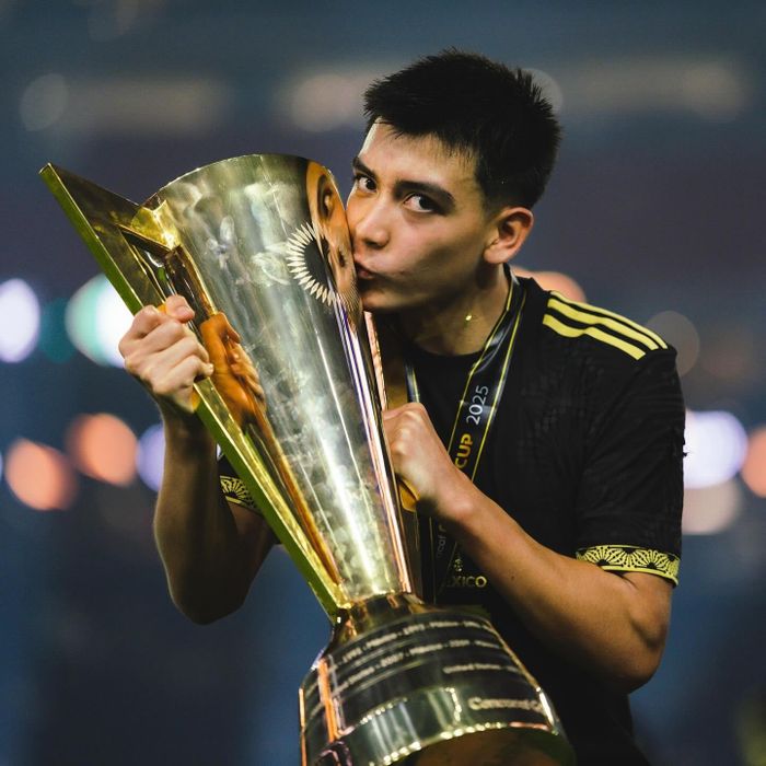Trước khi gây tiếng vang tại World Cup 2026, Mora trưởng thành từ hệ thống đào tạo của Club Tijuana và được đôn lên đội một từ mùa 2024/25. Sinh ra tại Tuxtla Gutíerrez (Mexico), anh chơi sở trường ở vị trí tiền vệ tấn công, thuận chân phải, có thể đảm nhiệm nhiều vai trò trên hàng công và đã ghi 10 bàn ở cấp CLB. Ảnh: @gil_morita_.
