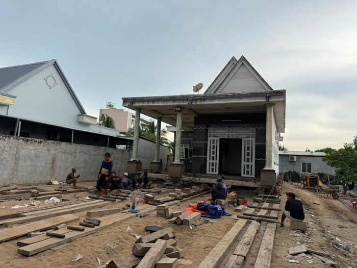  Đội anh Hưởng tiến hành di dời nhà, nhường đất làm vành đai 4 TP.HCM.