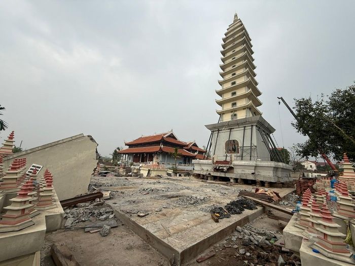  Anh Hưởng cùng đồng nghiệp thực hiện di dời tháp cao 15 tầng.
