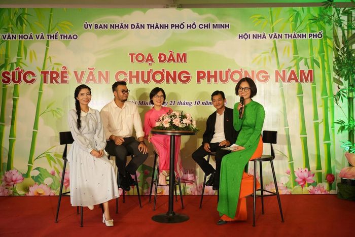 Các diễn giả đại diện cho thế hệ nhà văn trẻ trong tọa đàm "Sức trẻ văn chương phương Nam". Từ trái sang phải là nhà văn Bùi Tiểu Quyên, Nguyễn Đinh Khoa, Võ Thu Hương, Trần Đức Tín và MC Phương Huyền.