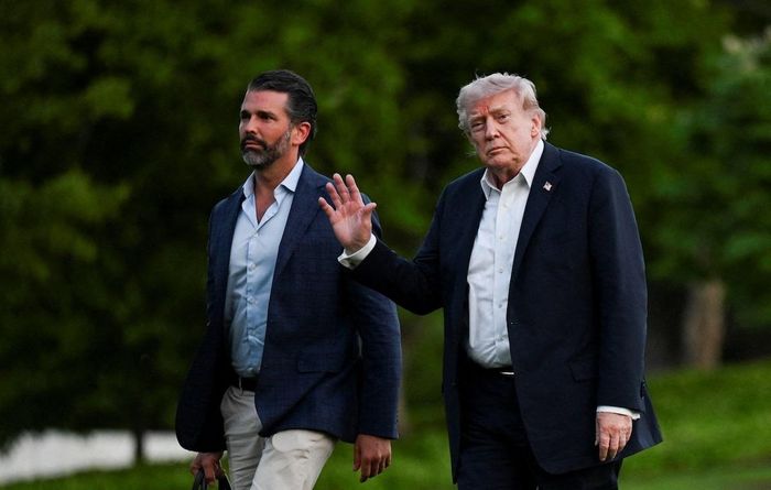  Ông Trump cùng con trai Donald Trump Jr. đến Nhà Trắng vào ngày 3/5. Ảnh: Reuters. 