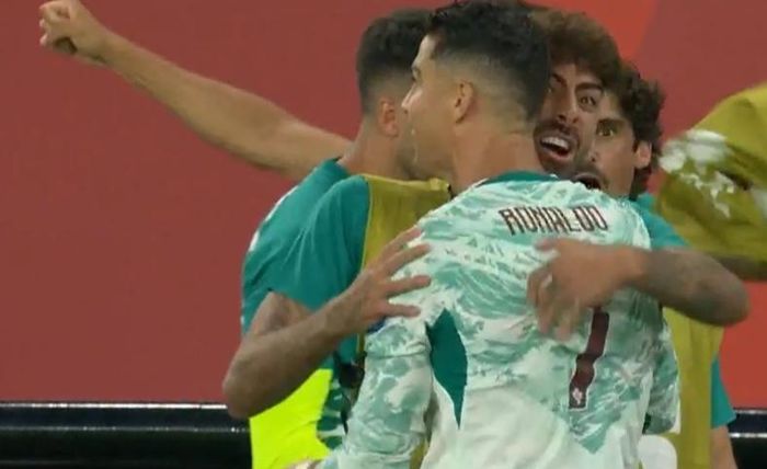  Cảm xúc vỡ òa của Ronaldo và đồng đội khi VAR từ chối bàn thắng của Croatia. 