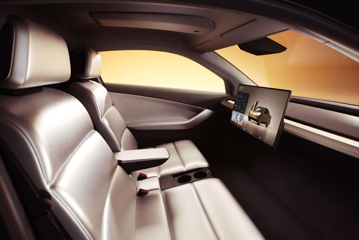 Được giới thiệu lần đầu vào tháng 10/2024, Tesla Cybercab là mẫu xe điện được phát triển ngay từ đầu cho mục đích robotaxi, không trang bị các thiết bị điều khiển truyền thống như vô lăng hay bàn đạp ga thắng. 