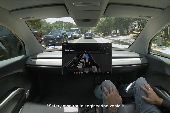  Mới đây, Tesla xác nhận những chiếc Cybercab sản xuất đầu tiên đã bắt đầu các bài kiểm tra kỹ thuật trên đường phố tại Austin. Đặc biệt, chiếc xe không trang bị các thiết bị điều khiển truyền thống như trước đó. 