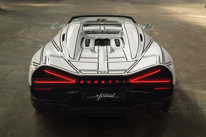  Vào tháng 11/2024, tại trung tâm thử nghiệm ATP Automotive Testing Papenburg, Bugatti W16 Mistral đã lập kỷ lục mẫu xe mui trần nhanh nhất thế giới với vận tốc 453,91 km/h. 