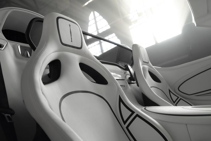  Dựa theo công nghệ NURBS của Bugatti khi thiết kế ngoại thất của W16 Mistral, bộ ghế da cũng được trang trí với những đường màu đen tương phản cùng logo KPM ở tựa đầu. 