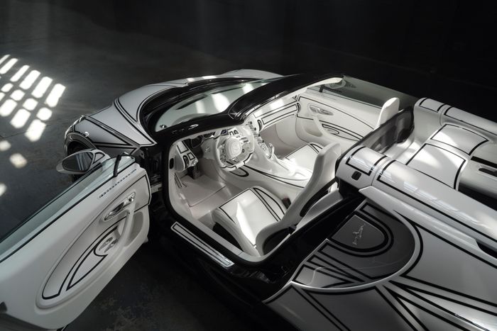  Tương tự ngoại thất, nội thất của siêu xe Bugatti W16 Mistral Blanc Eternel cũng mang tông màu trắng gốm sứ, kết hợp với các chất liệu cao cấp như da hay chrome bóng. 