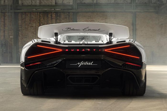  Tương tự các dự án khác trên dòng hypercar W16 Mistral, tên gọi của chiếc xe được sơn thủ công ở mặt dưới cánh gió điều khiển điện như một sự tri ân cho cỗ máy tốc độ này. 