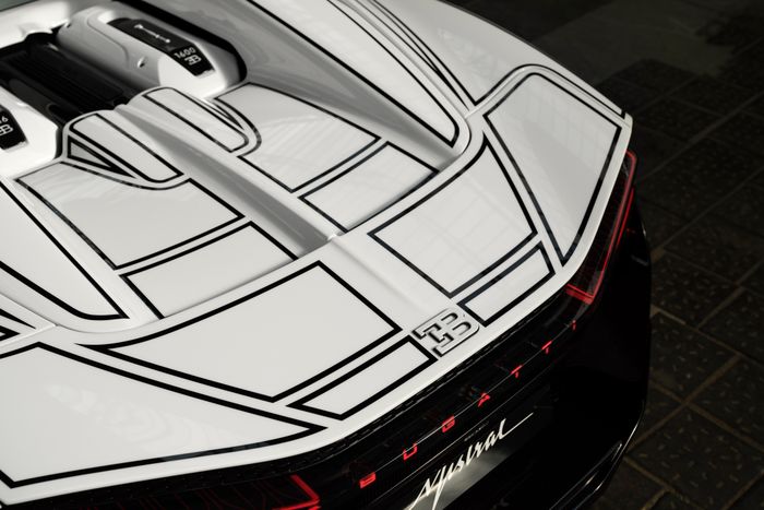  Mức giá của siêu phẩm Bugatti W16 Mistral Blanc Eternel không được công bố. Với số lượng giới hạn 99 chiếc, mẫu hypercar này có giá khởi điểm khoảng 5 triệu USD tại thời điểm ra mắt, và có thể hơn 10 triệu USD khi được cá nhân hóa. 