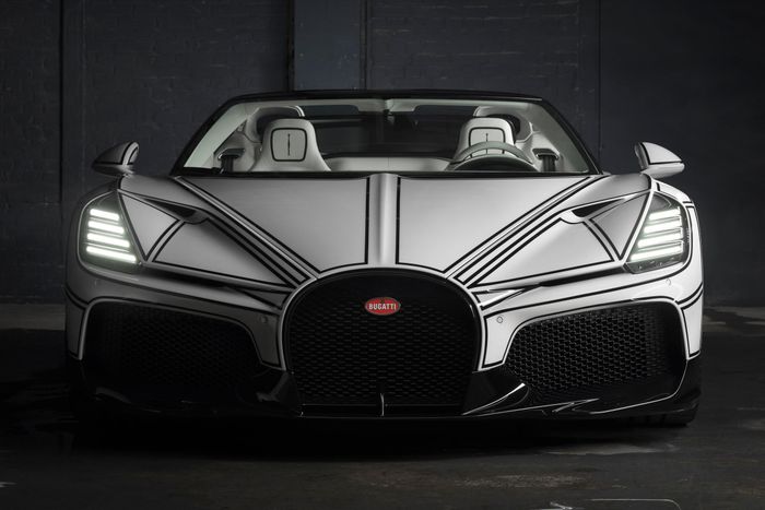  Dự án này đánh dấu sự tái hợp của Bugatti với KPM khi 15 năm trước, cả 2 thương hiệu cao cấp này đã ra mắt loạt siêu xe Bugatti Veyron Grand Sport L'Or Blanc với nhiều chi tiết được làm từ gốm sứ. 