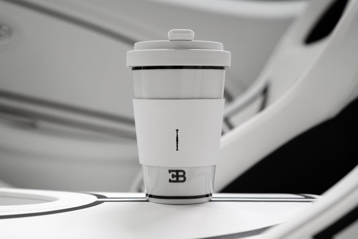  Lấy cảm hứng từ siêu xe này, KPM ra mắt bộ sưu tập đồ sứ "Blanc Éternel" bao gồm cốc To-Drive và Aviator với 2 kích cỡ, chỉ được sản xuất giới hạn 1.000 bộ. 
