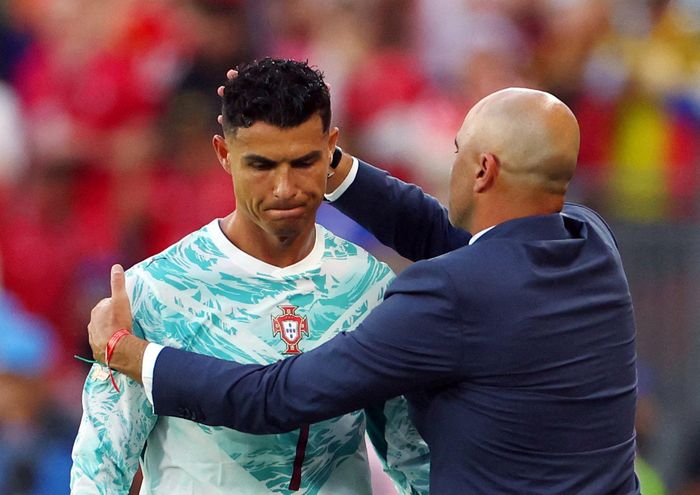  Phút 81, huấn luyện viên Roberto Martinez quyết định rút Ronaldo ra nghỉ để thay bằng Ruben Neves khiến anh lộ rõ vẻ không hài lòng khi lầm lũi rời khỏi ngay sân. 
