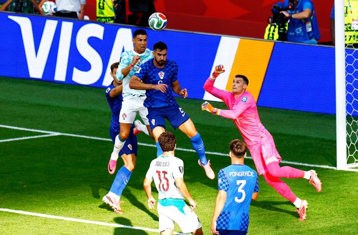  Bước vào trận đấu, Ronaldo chơi xông xáo khi liên tục tìm cách len lỏi vào những khoảng trống lộ ra từ hệ thống phòng ngự của Croatia. Tuy nhiên, CR7 luôn được các cầu thủ áo xanh chăm sóc kỹ lưỡng. 