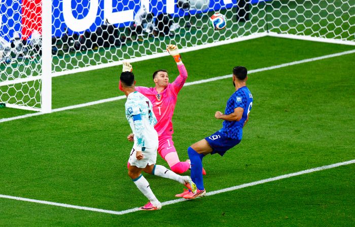  Phút 61, Ronaldo dứt điểm đẳng cấp hạ gục thủ thành Dominik Livakovic sau tình huống thoát xuống. Dẫu vậy, trọng tài lại khước từ bàn thắng do lỗi việt vị trong gang tấc sau khi VAR can thiệp. 