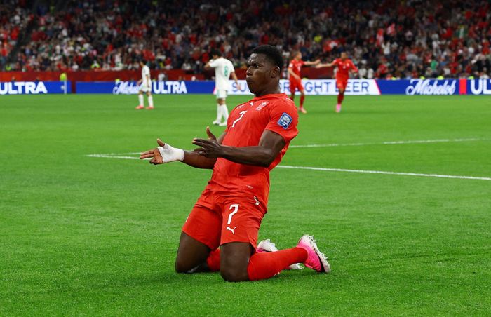  Embolo trở thành cầu thủ Thụy Sĩ đầu tiên góp dấu giày vào bàn thắng trong 4 trận World Cup liên tiếp kể từ năm 1966. 