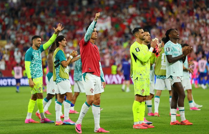  Ít phút trước đó, khi rời sân, Ronaldo cũng nhiều lần hướng ánh mắt lên khán đài, liên tục vỗ tay tri ân người hâm mộ. Trên gương mặt của siêu sao 41 tuổi vẫn còn nguyên những dấu vết của một trận đấu đầy cảm xúc, từ bàn thắng lịch sử đến những khoảnh khắc căng thẳng trước Croatia. 