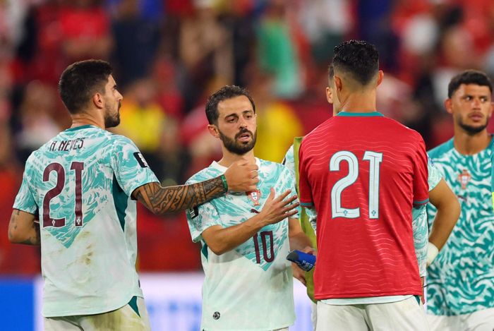  Chiếc áo số 21 của Diogo Jota xuất hiện trên vai Cristiano Ronaldo sau trận thắng Croatia. Ảnh: Mike Segar/Reuters.