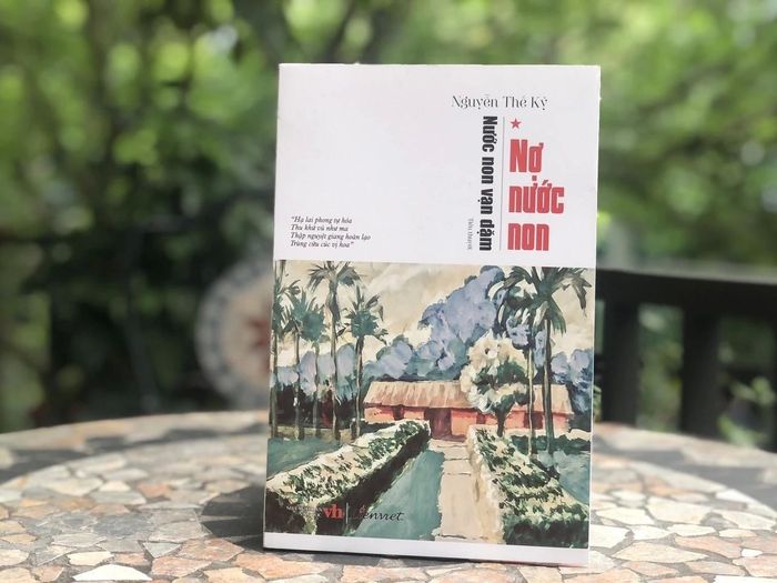  Tập 1 trong bộ Nước non vạn dặm, bộ sách viết về Chủ tịch Hồ Chí Minh của ông Nguyễn Thế Kỷ. Ảnh: Y Nguyên. 