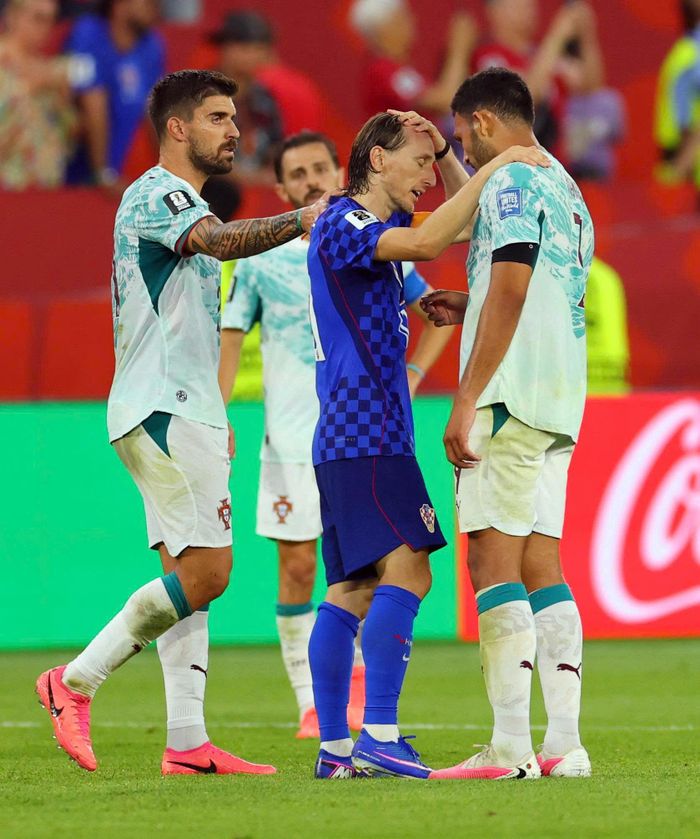  Modric và tuyển Croatia cũng đã có một trận đấu hay khi liên tiếp biến hóa trong lối chơi. Tuy nhiên, may mắn không mỉm cười khi có đến 3 lần đội tuyển bị tước bàn thắng sau khi trọng tài tham khảo VAR, xác định có lỗi việt vị. 