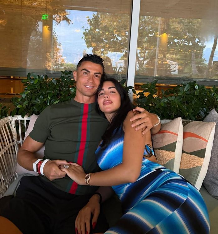 Cristiano Ronaldo và hôn thê nắm tay tình tứ trước trận đấu với Colombia tại Miami (Florida, Mỹ). Ảnh: @georginagio.