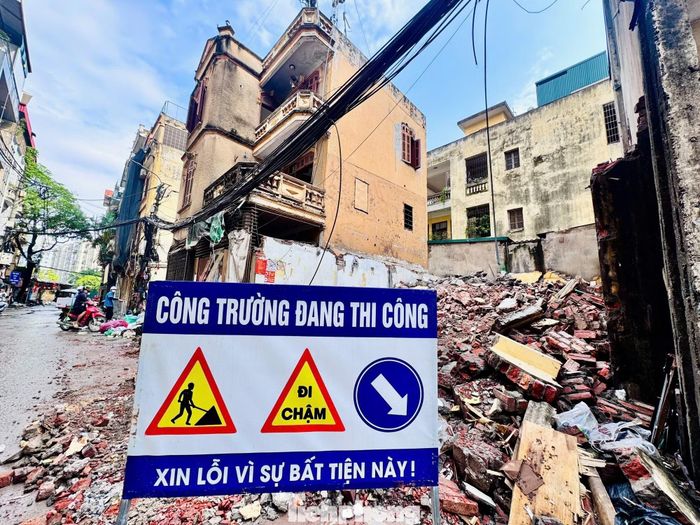  Ủy ban phường Cầu Giấy cho hay, với những hộ dân có kiến nghị về phương án đền bù, bố trí tái định cư, phường sẽ rà soát từng trường hợp cụ thể, vừa đảm bảo quyền lợi chính đáng của các hộ dân, vừa đúng quy định của pháp luật. 