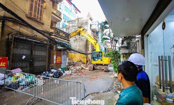  Sau hơn 20 năm gắn bó với ngôi nhà ở ngõ 381 Nguyễn Khang, anh Công Sơn không giấu được sự lưu luyến khi phải chuyển đi để phục vụ dự án. Tuy nhiên, anh cho biết, gia đình hoàn toàn ủng hộ chủ trương mở rộng tuyến ngõ, bởi tin rằng khi hoàn thành, con đường sẽ thông thoáng, khang trang hơn và góp phần giảm ùn tắc giao thông trong khu vực. 