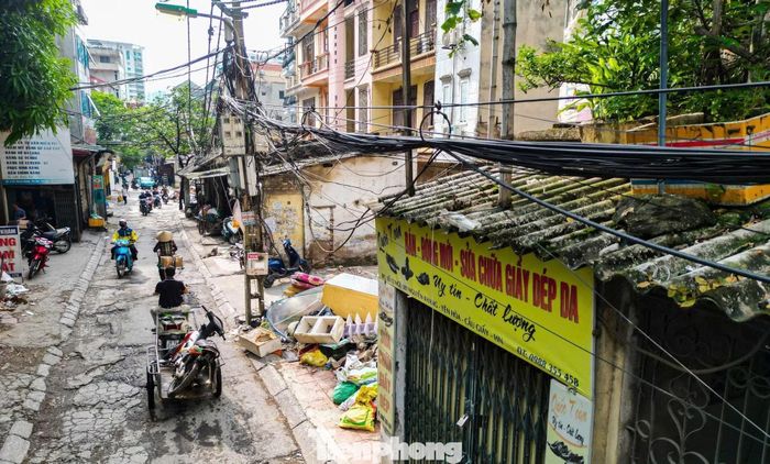  Mặt đường nhỏ hẹp, chi chít "ổ voi, ổ gà" khiến ngõ 381 Nguyễn Khang được người dân ví là ngõ "đau khổ" nhất Hà Nội. 