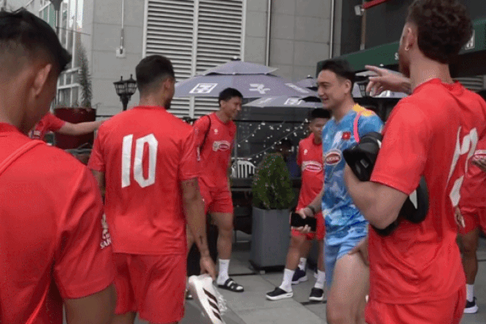 Xuân Son làm động tác ăn mừng "siu" khi nghe tin Ronaldo ghi bàn. Ảnh cắt từ clip.