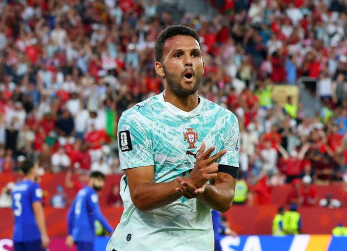 Mourinho bảo vệ Ronaldo, đồng thời khen Ramos tạo khác biệt với cú đánh đầu giúp Bồ Đào Nha thắng Croatia 2-1.