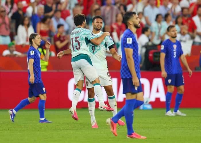 Ramos tận dụng cơ hội hiếm hoi để đưa bóng vào góc khung thành Livakovic.
