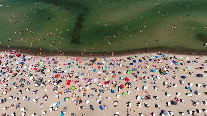  Bãi biển Timmendorfer Strand miền Bắc nước Đức hôm 27/6. Ảnh: Reuters. 