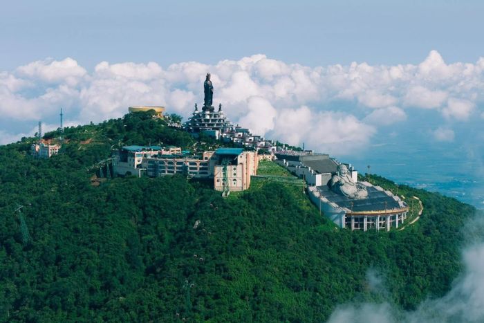  Biển mây nhìn từ khu vực tượng Phật Bà Tây Bổ Đà Sơn cao 72 m trên đỉnh núi. Trong những điều kiện thời tiết phù hợp, các đám mây dạng thấu kính có thể hình thành liên tiếp, tạo thành dải mây kéo dài hàng trăm, thậm chí hàng nghìn km. 