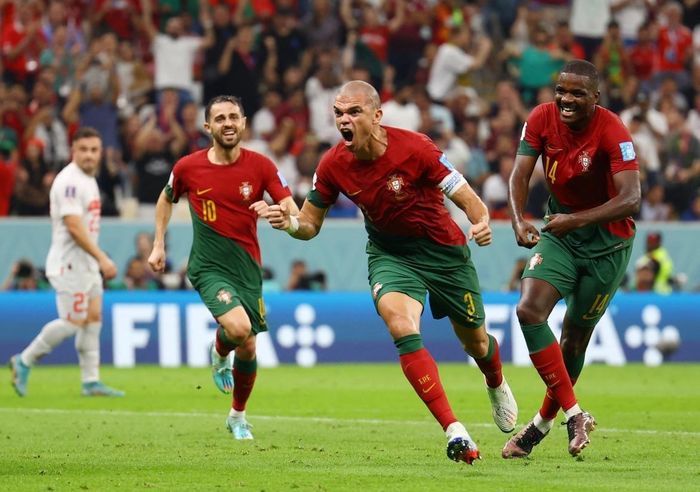 Với cú sút tung lưới Croatia, Ronaldo chính thức thiết lập kỷ lục là cầu thủ lớn tuổi nhất lịch sử ghi bàn tại một vòng knock-out World Cup (41 tuổi và 147 ngày). Anh đã xô đổ kỷ lục được xác lập bởi người đồng đội cũ Pepe nắm giữ (ghi bàn vào lưới Thụy Sĩ tại World Cup 2022 khi 39 tuổi 283 ngày). Ảnh: Reuters.