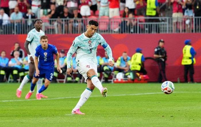 Ngày 2/7, Cristiano Ronaldo của Bồ Đào Nha ghi bàn thắng đầu tiên từ chấm phạt đền trong trận đấu với Croatia. Ảnh: Reuters/Kevin Sousa.