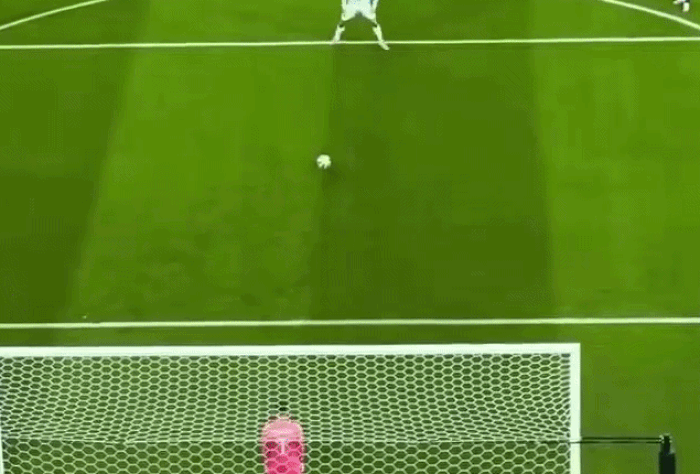 Ronaldo nhiều lần sử dụng kỹ thuật chạy đà ngắt nhịp.