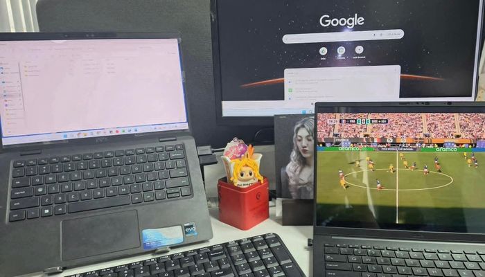 Đức Anh và đồng nghiệp bàn luận sôi nổi về những trận đấu hấp dẫn tại văn phòng, nối dài không khí thể thao sôi động.