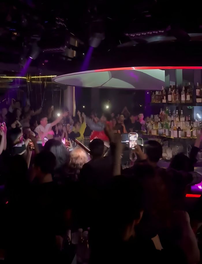 Hồng Hà cùng đồng nghiệp tụ tập vừa xem bóng đá vừa vui chơi tại một quán bar.